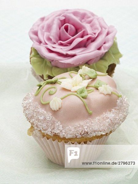 Zwei festliche Cupcakes mit Blütendeko