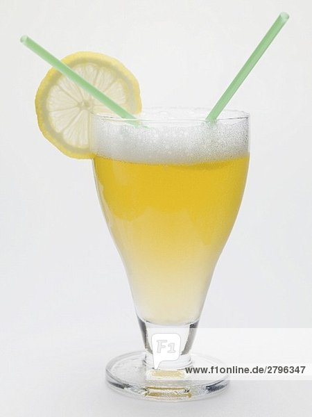 Glas Shandy Beer mit Zitronenscheibe und Strohhalm (England)