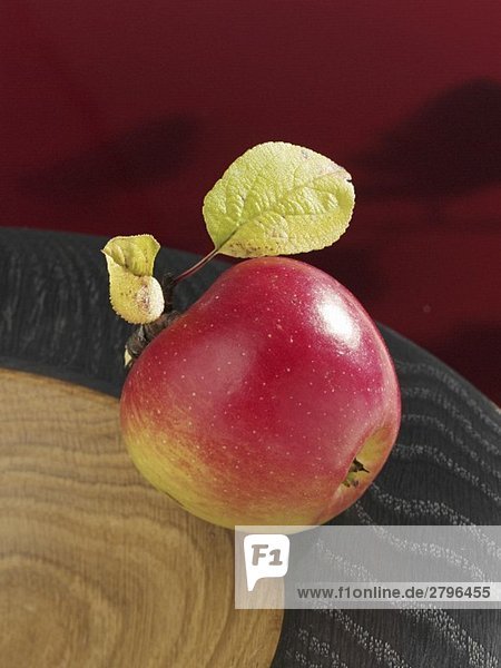 Ein McIntosh Apfel in Holzschale
