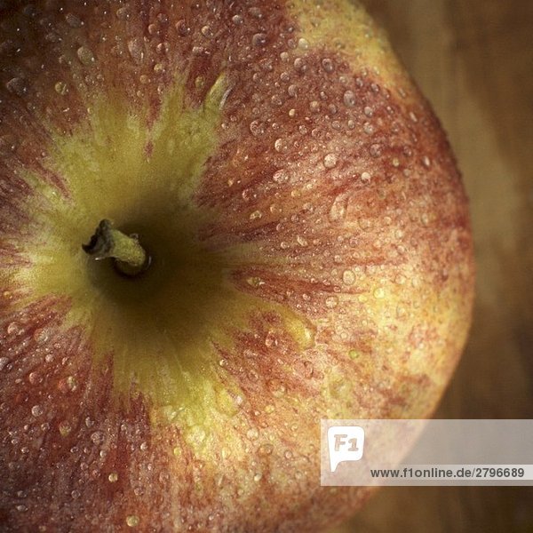 Apfel mit Wassertropfen von oben (Close Up)