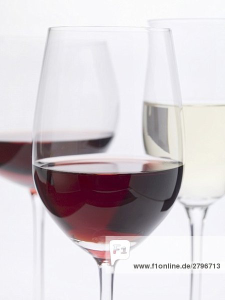 Zwei Rotweingläser und ein Weissweinglas