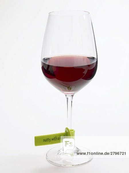 Rotweinglas mit Plastiketikett (Weinbeschreibung)