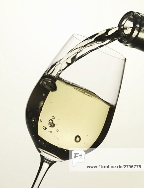 Weisswein in Glas einschenken