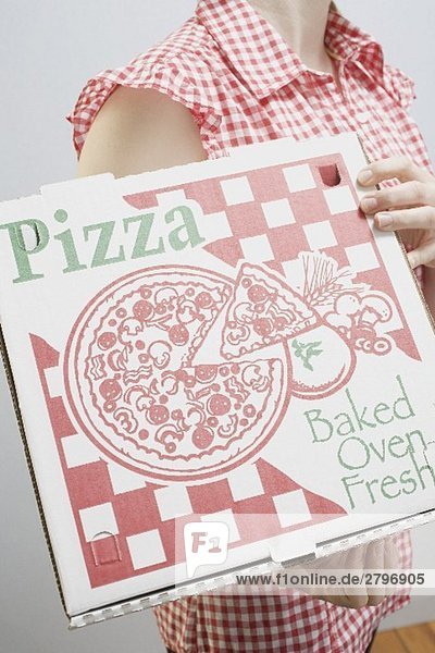 Frau hält Pizzakarton