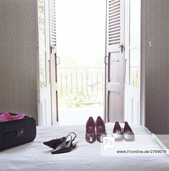 Schuhe und Tor zur villa