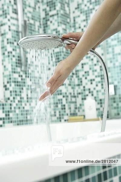 Person Händewaschen mit Dusche im Badezimmer