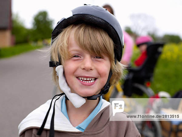 Ein Junge trägt einen Helm Schweden.