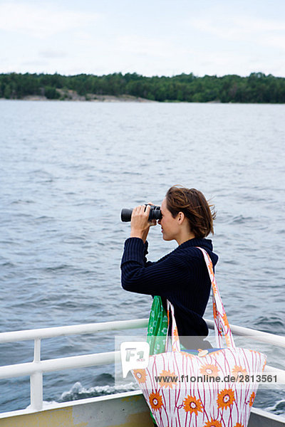 Eine skandinavische Frau in einem Boot auf dem Archipel Schweden.