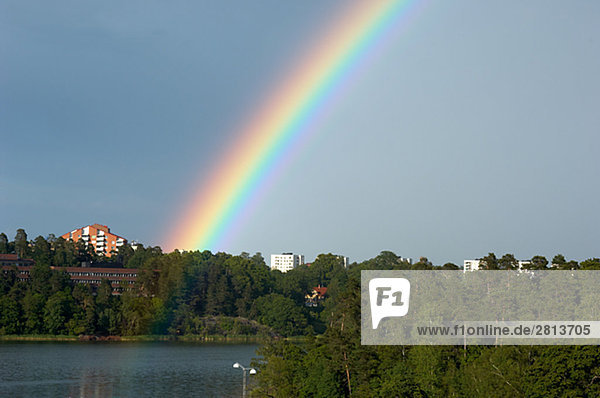 Ein Regenbogen in der See Schwedens.