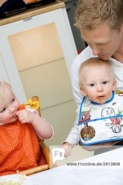 Zwei Babys tragen Bib-Schweden.