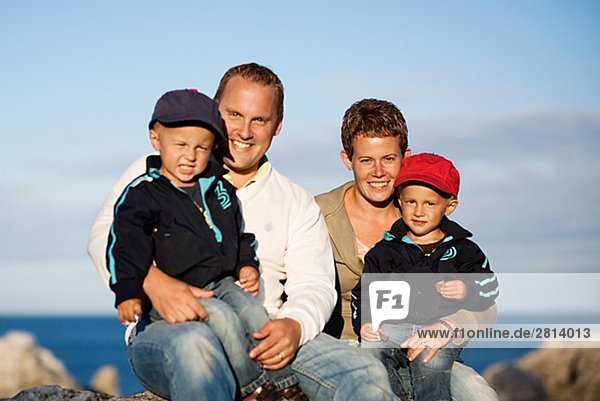 Eine glückliche Familie am Meer Gotland Schweden.