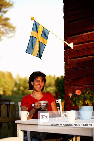 Eine Frau hatte einen Becher Kaffee Norrbottens Schwedens.