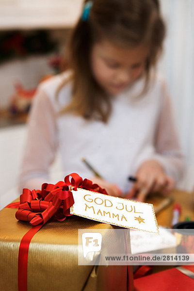 Eine Mädchen Verpackung Weihnachten stellt Schweden.