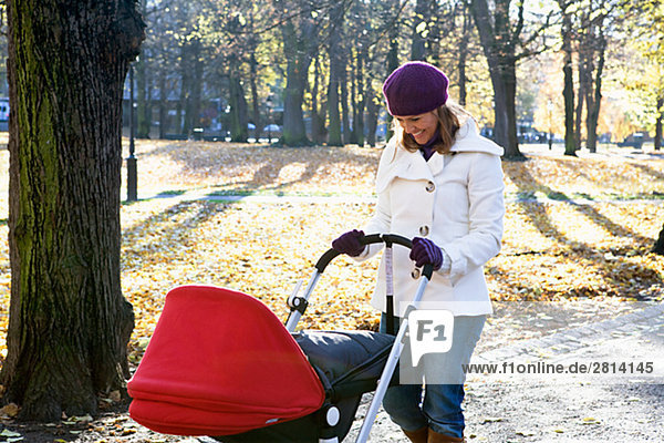 Mutter und Kind zu Fuß in einem Park Schweden.