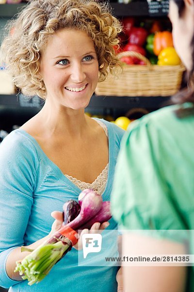 Eine Frau kaufender Nahrung Schweden.