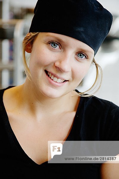Eine Frau in einem Supermarkt Schweden arbeiten.