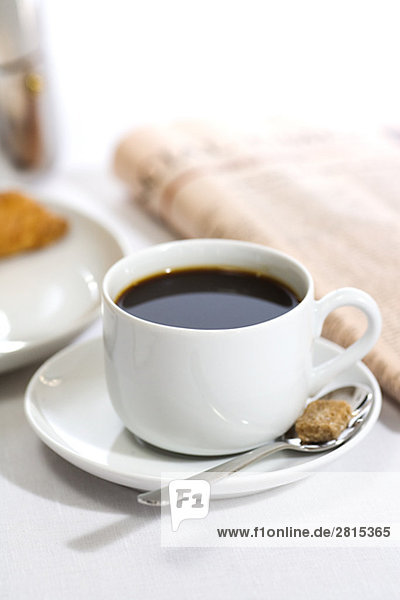 Eine Tasse Kaffee und eine Zeitung Schweden.