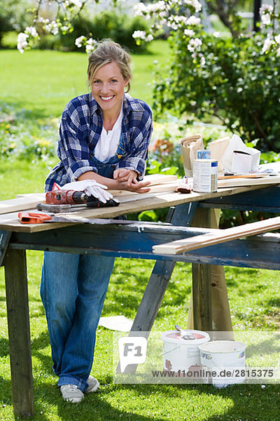 Portrait einer Frau Carpentry in einem Garten Schweden zu tun.
