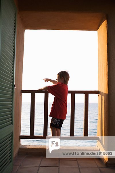 Ein Junge auf einer Terrasse Griechenland.