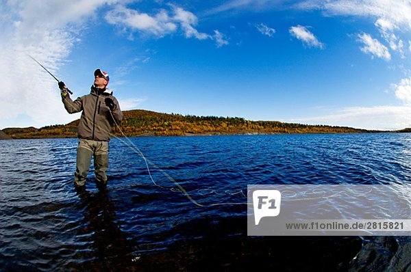 Ein Mann Fliegenfischen Kiruna Lappland Schweden.