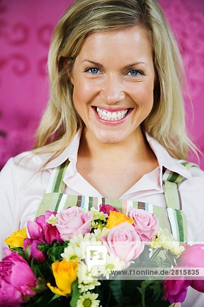 Einer blonden Frau in einem Blumengeschäft Schweden arbeiten.