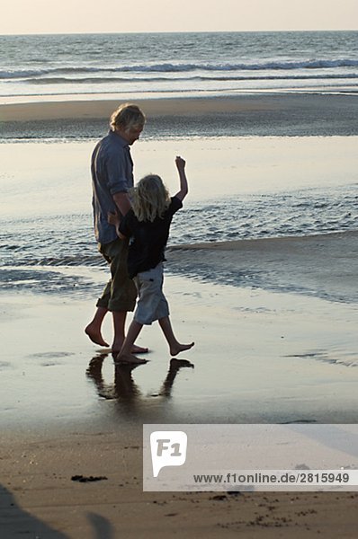 Vater und Sohn auf einem Strand Indien.
