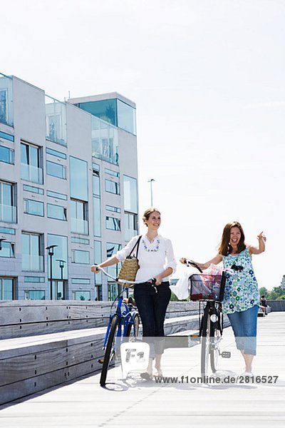 Zwei Frauen fahren Fahrrad Skane Schweden.