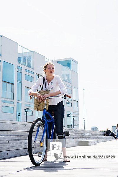 Eine Frau mit dem Fahrrad Malmö Skane Schweden.