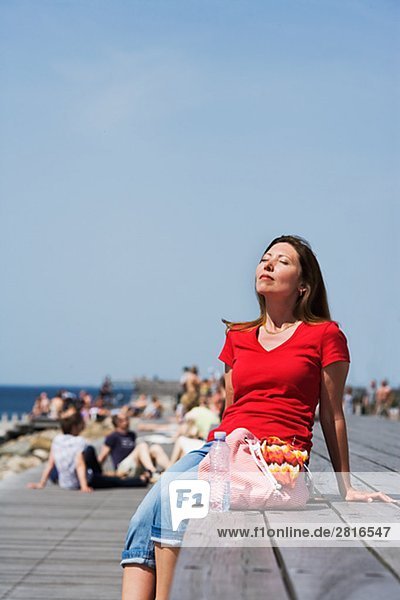 Eine Frau genießen die Sonne Skane Schweden.