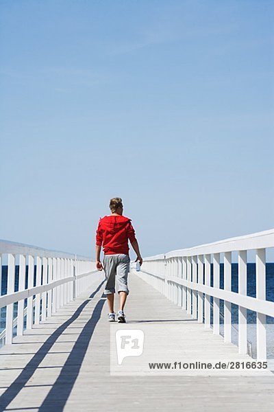 Ein Mann zu Fuß auf einer Mole Malmö Skane Schweden.