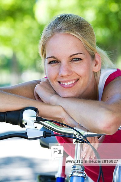 Eine junge Frau mit einem Fahrrad Schweden.