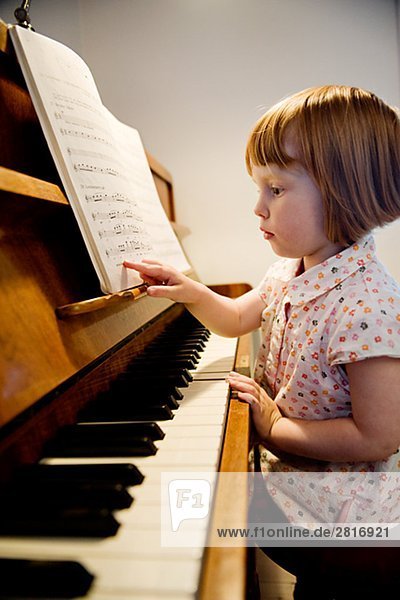 Ein Mädchen spielt Piano Schweden.