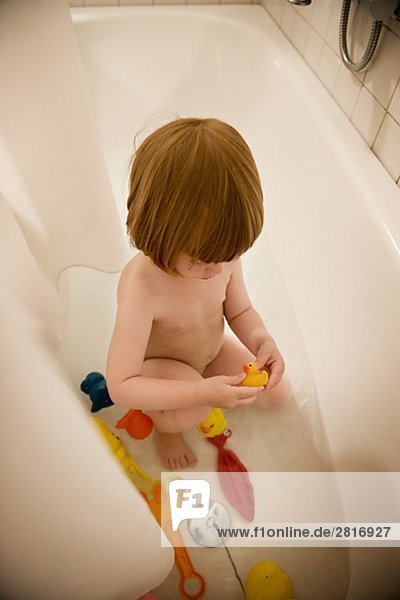 Ein Mädchen in der Badewanne Schweden spielen.