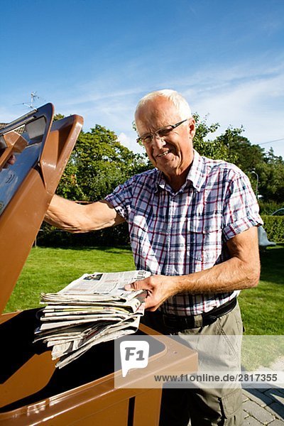 Mann Senior Senioren Mülleimer Mülltonne