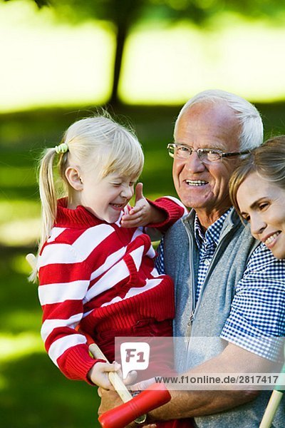 älterer Mann Mädchen und Frau im Park Schweden.