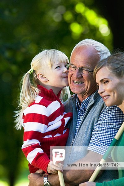 älterer Mann Mädchen und Frau im Park Schweden.