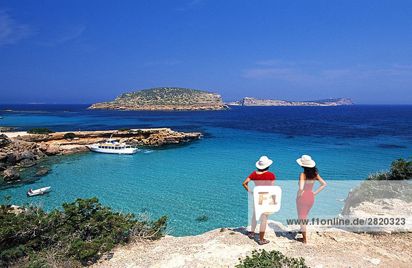 Erhöhte Ansicht von Touristen auf Klippe  Cala Comte  Ibiza  Balearen Inseln  Spanien