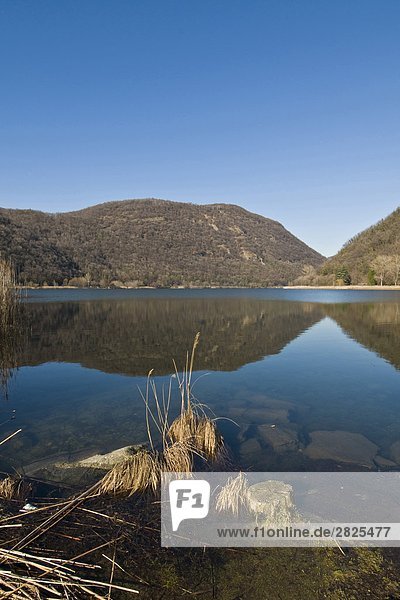 Italien Lombardei Blick auf den See Segrino