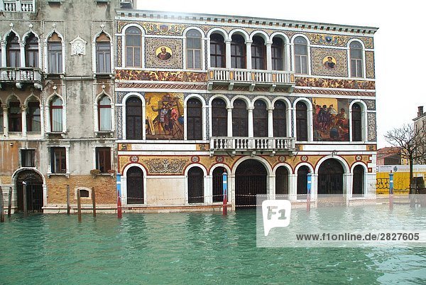 Palast am Ufer  Venedig  Veneto  Italien