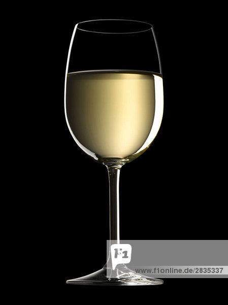 Glas Weißwein auf schwarzem Hintergrund