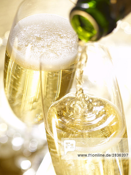 Pouring Champagne in ein Glas