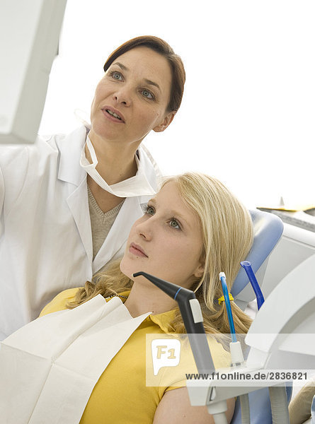 Weiblich Zahnarzt und Patient Blick auf monitor