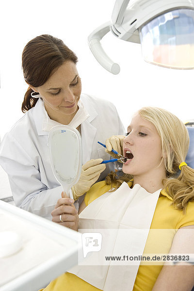 Untersuchung des Patienten Teeth weiblich Zahnarzt