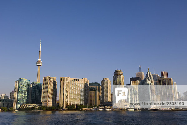Blick auf die Skyline von Toronto Islands Fähre am Ontariosee  Toronto  Ontario  Kanada.