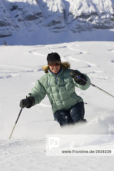 Junge Frau Skifahren frisch untracked Pulver in Fernie Alpine Resort  Fernie  British Columbia  Kanada.
