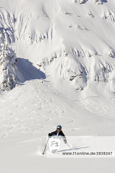 Junge Frau Skifahren frisch Pulver in Fernie Alpine Resort  Fernie  British Columbia  Kanada.