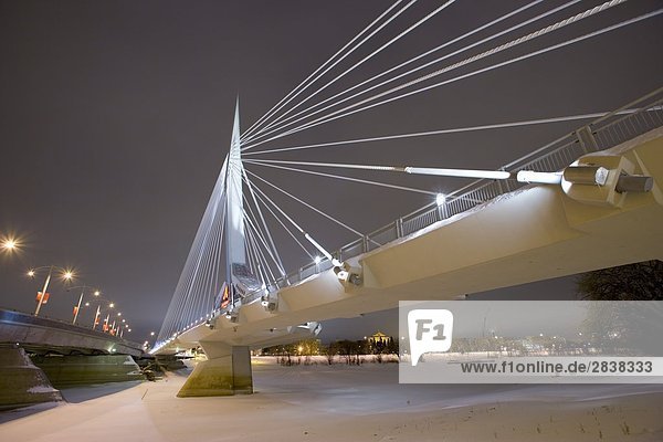 Seite-Spar durchgehaltene Kabel-Brücke  Esplanade Riel  Winnipeg  Manitoba  Kanada