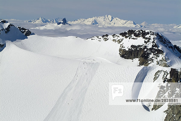 Aerial Skifahrer am Blackcomb Gletscher mit schwarzen Tusk und Tantalus Range im Hintergrund  British Columbia  Kanada.