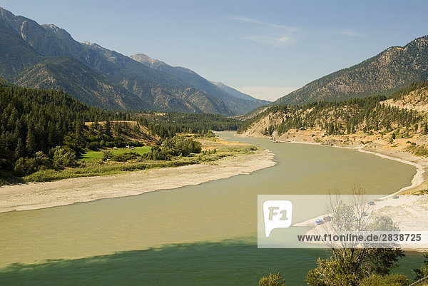Das klare Wasser des Flusses Thompson an seinem Zusammenfluss mit dem schlammigen Fraser River bei Lytton  Thompson Okanagan  British Columbia  Kanada.