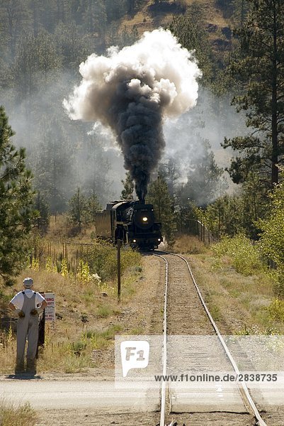 Kettle Valley Railway Dampflokomotive kommt bei Prairie Talstation in der Nähe von Summerland Beach  Thompson Okanagan  British Columbia  Kanada.